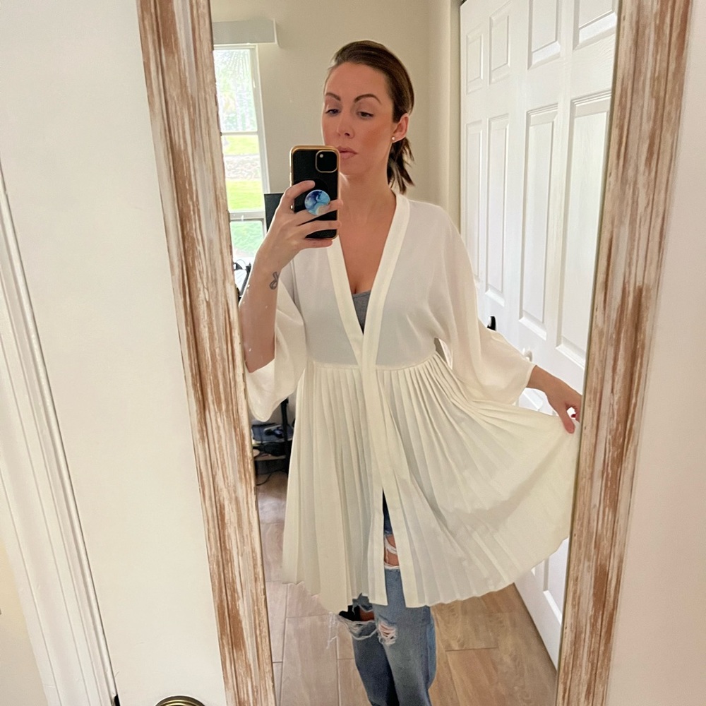 NWOT white pleated Kimono style cover up jacket kimchi blue - Picture 2 of 10